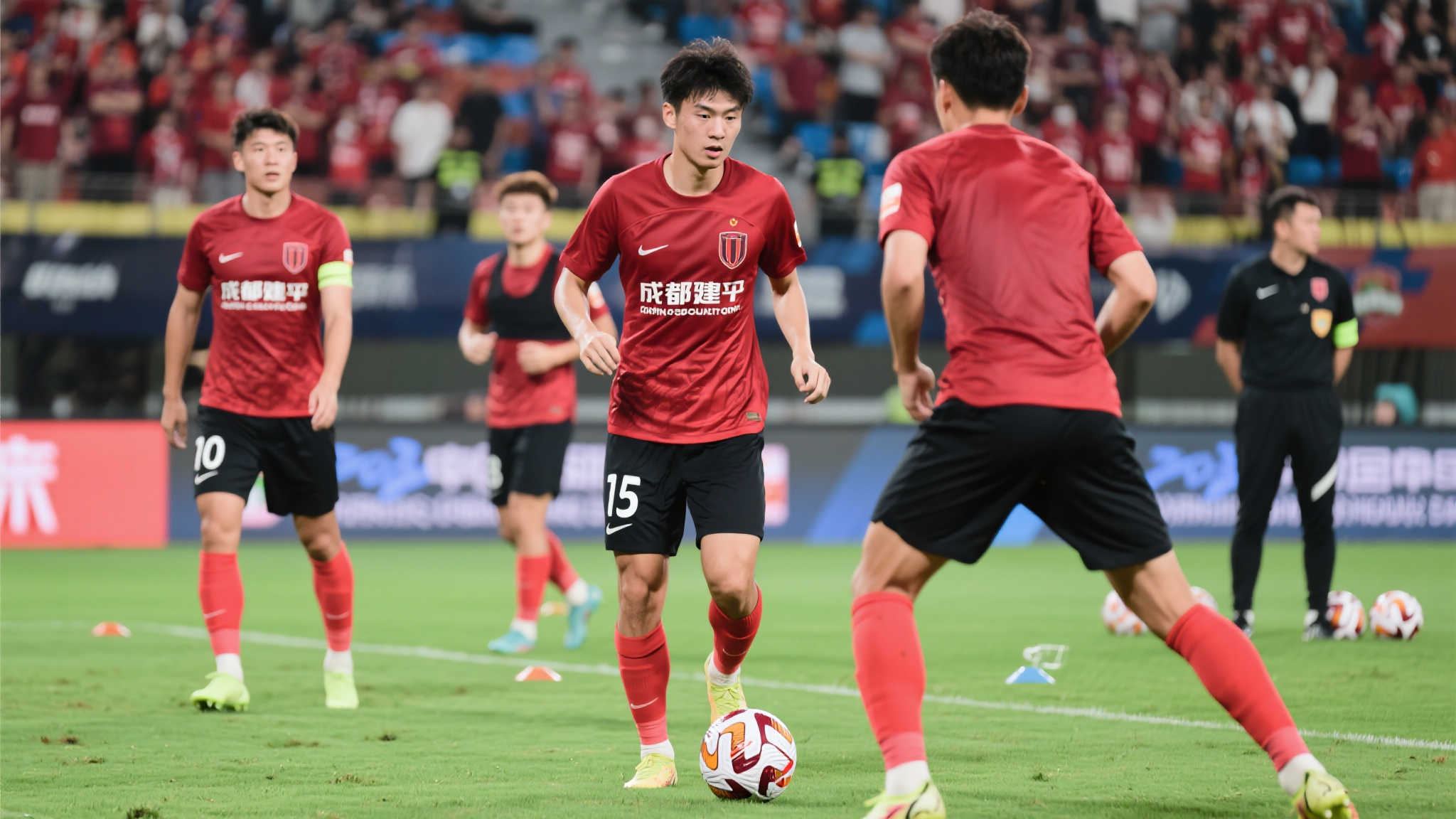 足球报：蓉城夏窗引援迫在眉睫，胡荷韬预计伤停至少两月